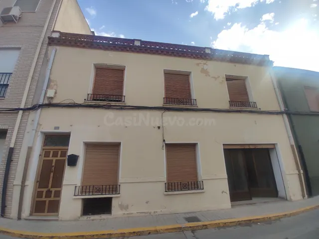 CASA DE 250 M2 CON 10 ML. DE FACHADA EN EL BARRIO DE SAN ISI