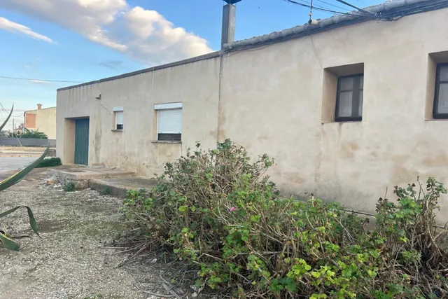 Casa tradicional en Deltebre, construida en el año 1918, situada sobre una parcela esquinera de aproximadamente 1.340 m2. — 14
