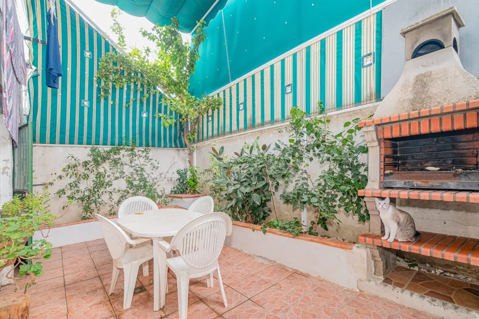 Fantástica casa adosada de 3 plantas con placas fotovoltaicas en Cúllar Vega !!
