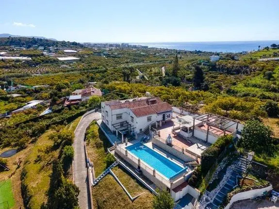 Villa exclusiva con piscina privada y casa de invitados independiente — 29
