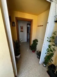 Gran apartamento familiar de 3 dormitorios, 2 baños y parking techado. A 500m de la playa