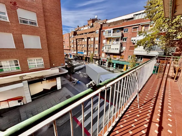Piso exterior de 88m2 con 4 dormitorios para REFORMA INTEGRAL, con soleado salon comedor con acceso directo a una luminosa terraza exterior y cocina con tendedero,. — 7