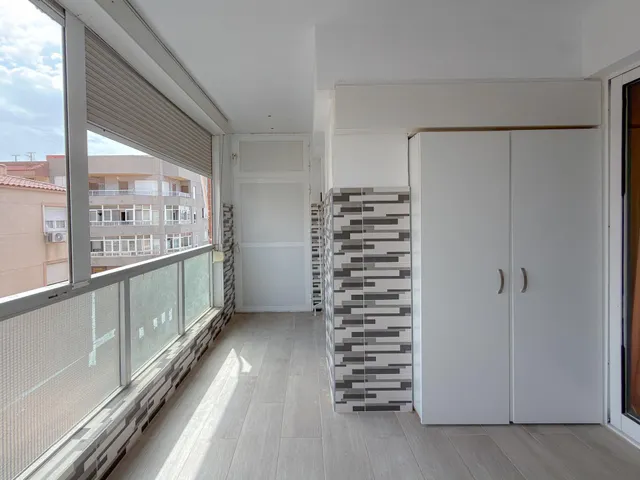 Amplio apartamento completamente reformado + Gran terraza y Piscina comunitaria (160 mts playa) — 10