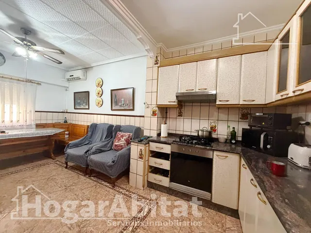 ¡En buena zona! Casa amplia y luminosa con gran terraza y balcón — 9