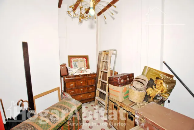 Amplia casa esquinera con terraza y trastero en el centro — 25