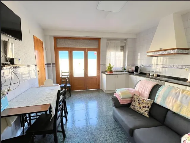 Amplia vivienda con terraza junto al mar - foto 4