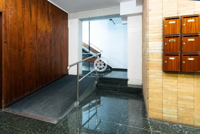 Luminoso piso exterior junto al Hospital Clínic y la Escola Industrial. — 22