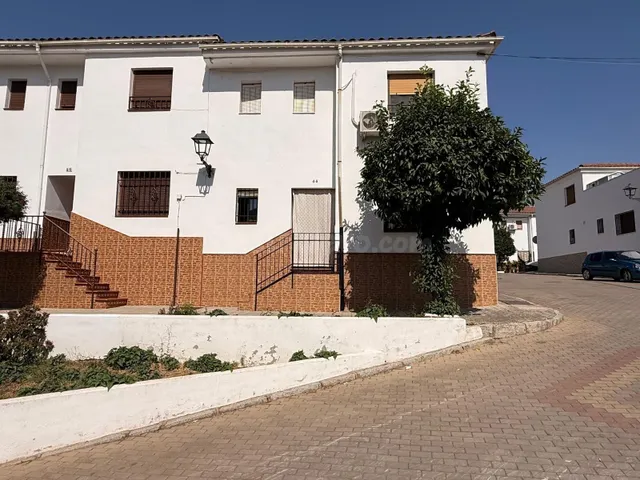 Casa de esquina de dos plantas en el Barrio de La Verbena – 