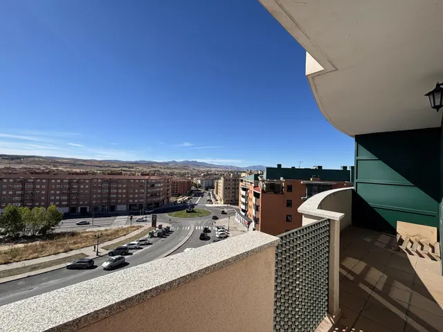 Luminoso piso con terraza y vistas despejadas en la zona Universidad — 14