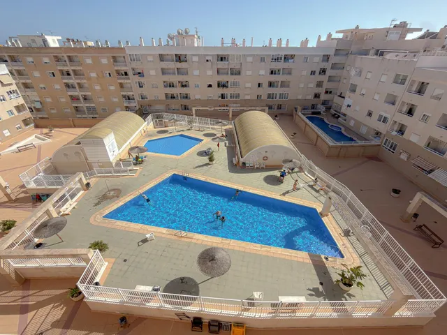 Centro! Encantador apartamento (Año 2003) con terraza confortable y vistas despejadas + 2 Piscinas comunitarias — 26