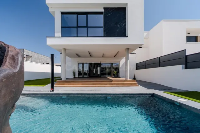 Chalet Pareado de Diseño Vanguardista con Piscina y Máxima E - foto 3