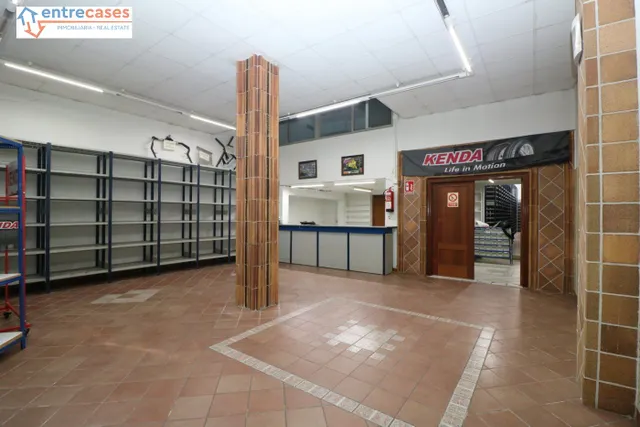 LOCAL COMERCIAL MUY ESPACIOSO PUERTA ACCESO CAMIONES — 25