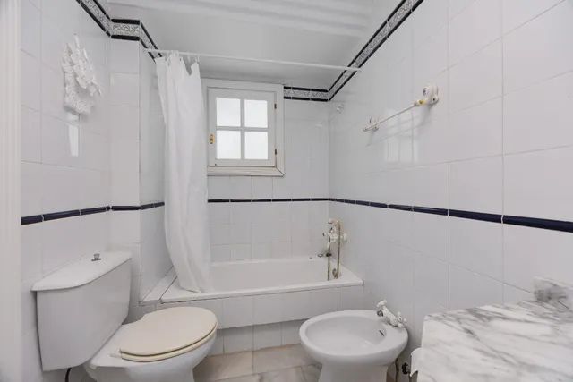 Apartamento de tres dormitorios y dos baños en residencial Duquesa Beach, primera línea de la playa de los locos — 26