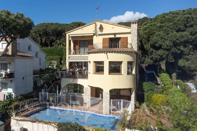 Villa con exclusivas vistas al mar, piscina y ascensor en Ca