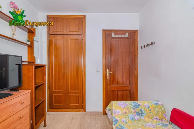 Piso de 4 dorm. con ascensor y Plaza de aparcamiento. Avda. de Madrid. — 17