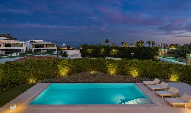 Sofisticada villa con vistas al mar en la Milla de Oro, Marbella — 45
