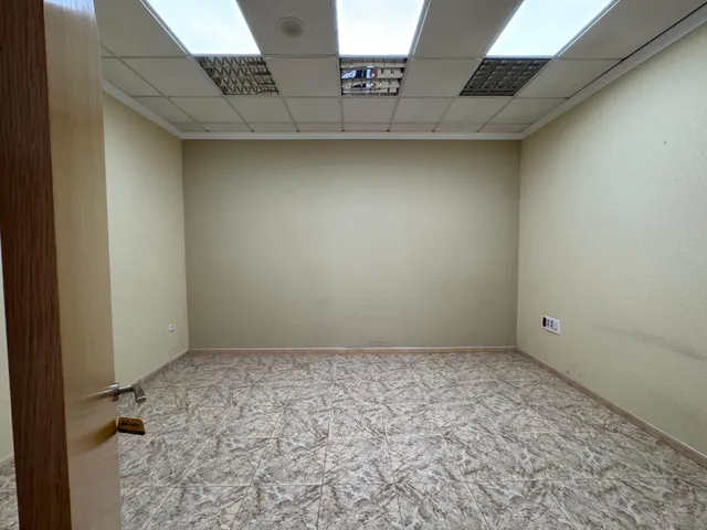Local de 180 m2 en Barrio Peral. — 8