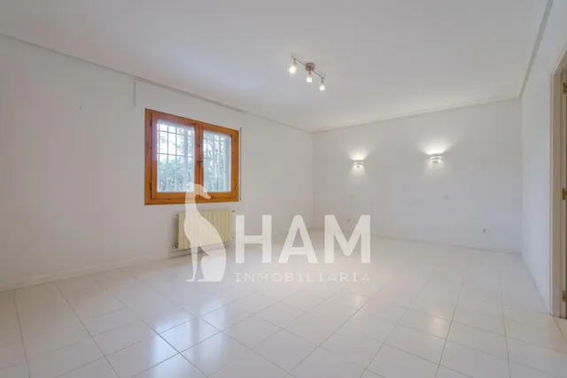 Casa en una planta con pabellón de invitados, piscina y garaje – Parcela 1.180 m2 — 35