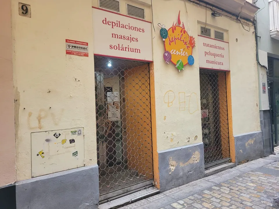 ¡Tu Negocio y Vivienda en el Corazón de Cádiz: 130m2 de Posibilidades Infinitas!
