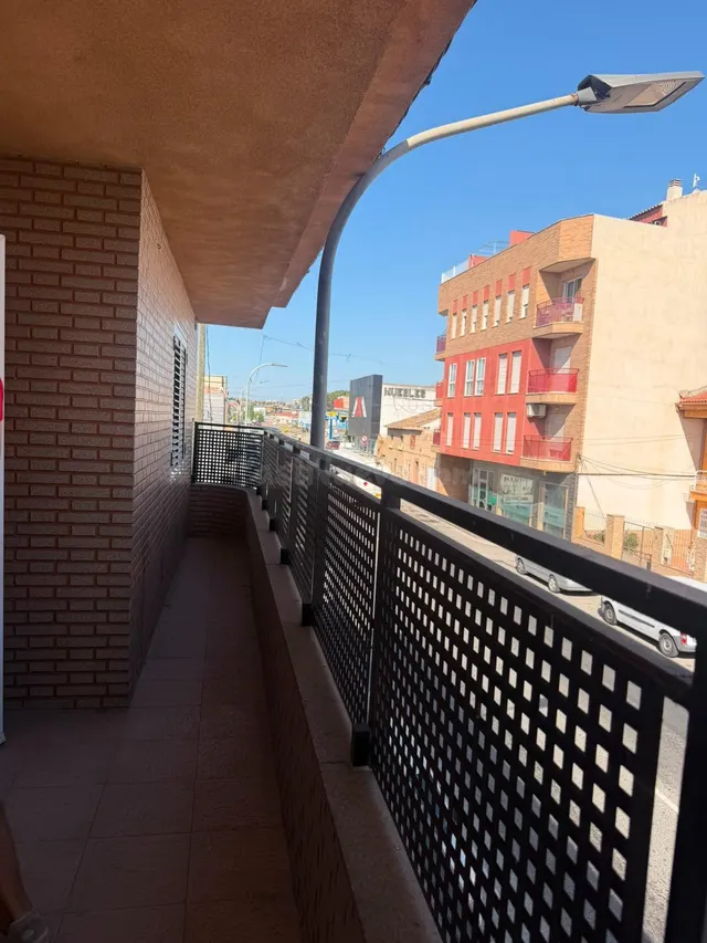 ESPECTACULAR Y AMPLIA VIVIENDA EN PRIMERA PLANTA CON GRAN BA - foto 2