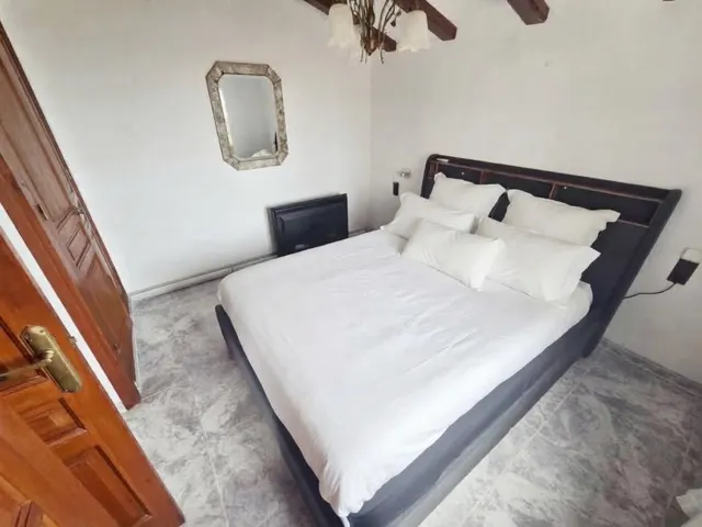Chalet con 3 viviendas independientes, piscina privada cubierta y vistas al mar — 27