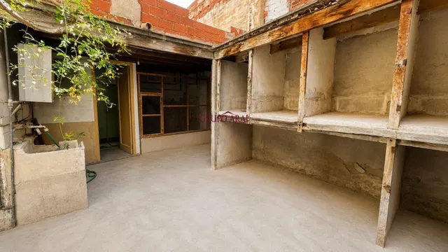 AMPLIA CASA CON 4 habitaciones, PATIO Y TERRAZA PARA REFORMAR EN ASPE. — 26