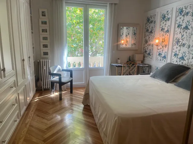 Se alquila piso señorial en la calle Velázquez totalmente exterior  con 8 balcones a la calle — 33