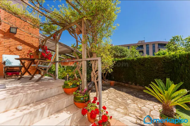 CASA ESQUINERA VILADECANS ,CON UN AMPLIO GARAJE Y JARDIN .CE - foto 2
