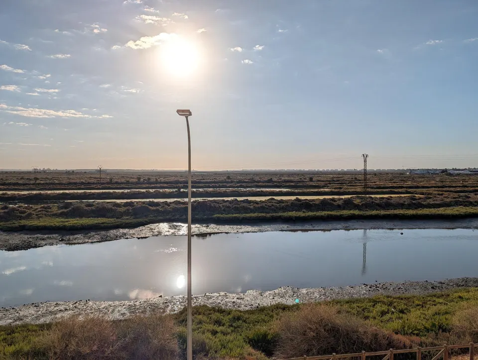 Amplio Piso en Ayamonte con Vistas Despejadas y Gran Potencial