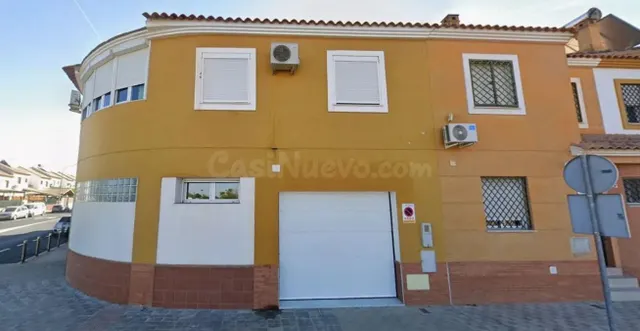SE VENDE CASA ADOSADA OKUPADA en Avenida DEL TRIUNFO Nº 7 Do - foto 2