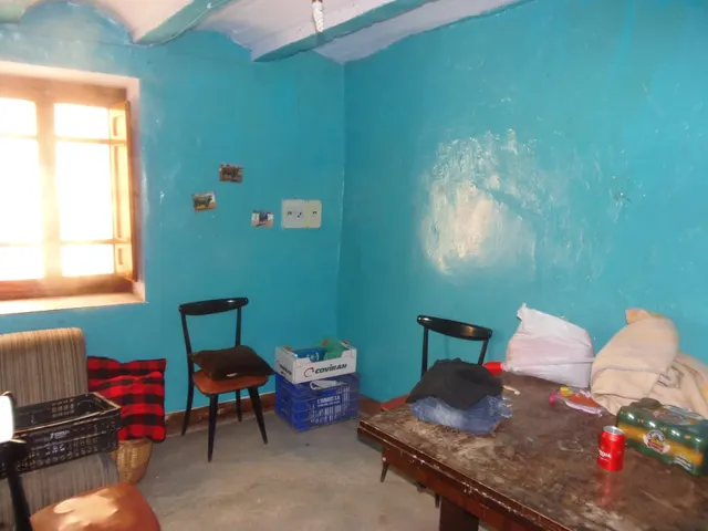Casa grande haciendo esquina en el centro del pueblo, con patio grande, planta baja, dos alturas — 16