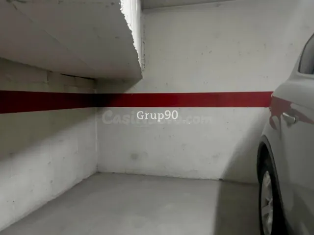 En venta amplia plaza de parking con trastero en Av. Garrigues — 6