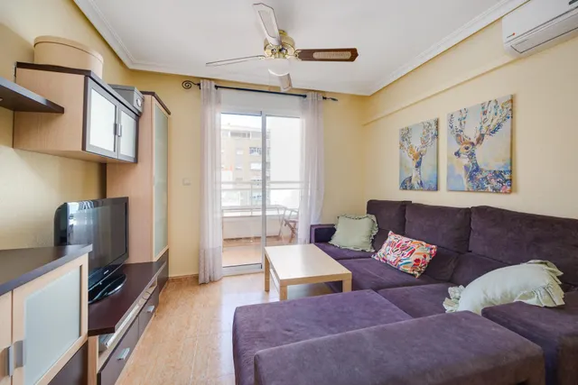 Apartamento de dos dormitorios con piscina comunitaria en el centro de Torrevieja — 14