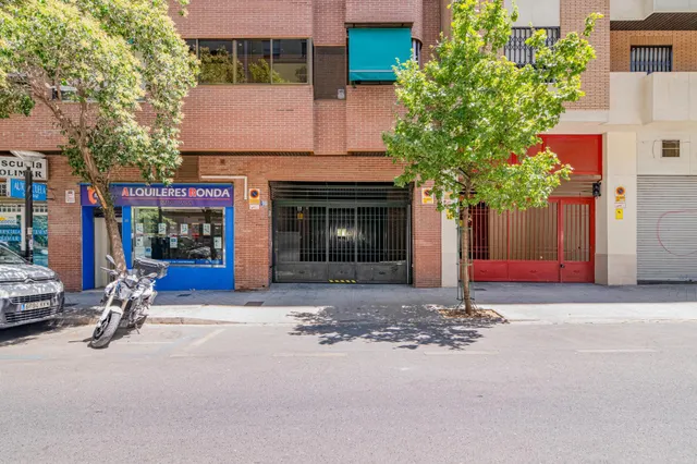 ¡Oportunidad Única en Granada: Tu Garaje Perfecto! ✨ — 13