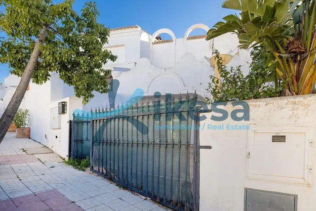Venta de Casa Adosada en Marbella, Málaga. — 2