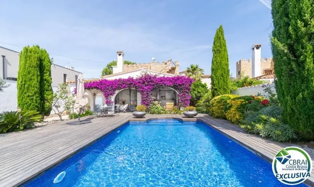 Espectacular casa reformada con piscina en Empuriabrava