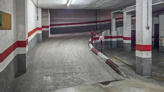 PLAZA DE PARKING AL LADO DE LA AVENIDA CALLE AZORIN — 5