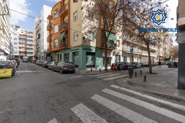 Amplio local comercial en una de las zonas más consolidadas de Granada con salida a dos calles — 30