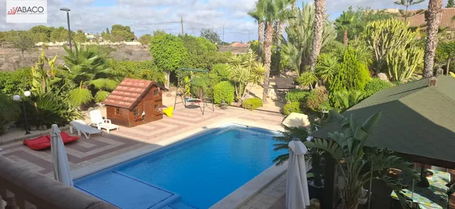 Elegante chalet con maravilloso jardín y vistas privilegiadas. — 40