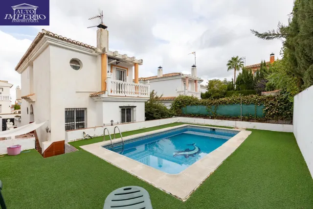 Casa independiente con piscina en La Zubia. — 39