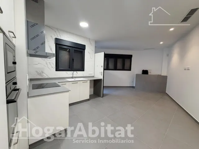 Estrena diseño y máxima eficiencia en esta moderna planta baja reformada con piscina y garaje — 7