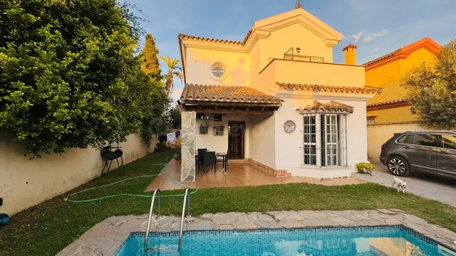 Chalet independiente con piscina, jardín y aparcamiento priv - foto 2