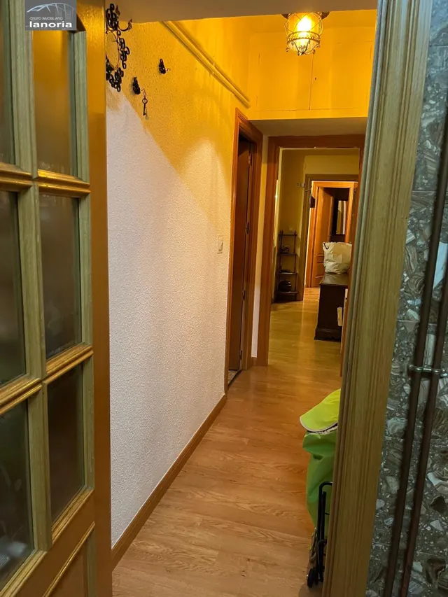 Grupo la Noria Vende Piso de 3 Dormitorios, 1 Baño y Trastero en Zona Industria. — 3