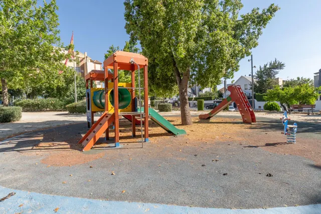 LOCAL DIÁFANO FRENTE AL INSTITUTO Y AL PABELLÓN MUNICIPAL DE OGÍJARES — 37
