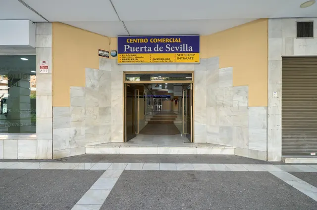 Gran Oportunidad. Local comercial en planta baja en Centro Comercial Puertas de Sevilla — 3
