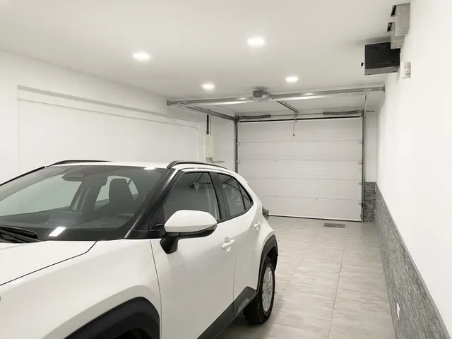 Chalet adosado en venta en Calle de Regàs — 34
