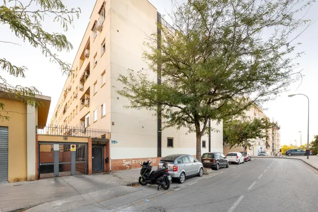 Piso de 3 dormitorios y 2 baños, con cochera. VIVIENDA DE VPO, junto al Parque de Bomberos. — 2