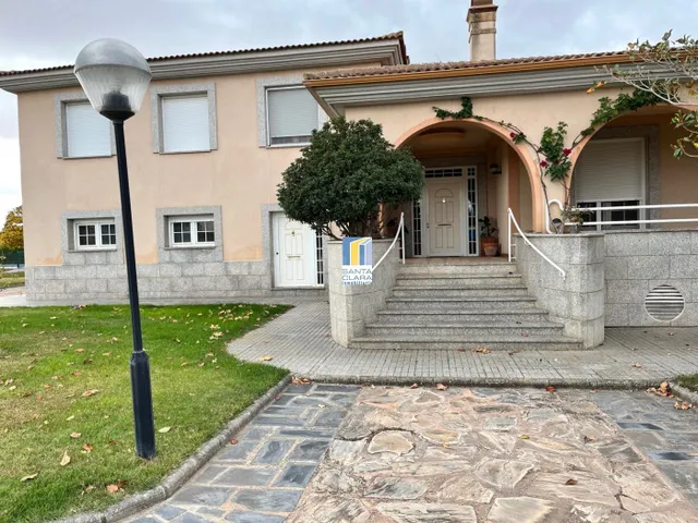 CHALET EN VENTA CON 5 DORMITORIOS, PISCINA, CANCHA DE TENIS  - foto 4