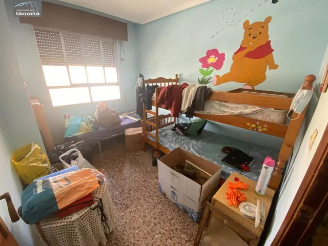 Grupo la Noria VENDE piso CON ascensor para REFORMAR y cochera individual con vado. 3 habitaciones, 1 baño. — 30