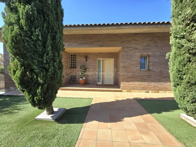 Casa impecable con privacidad, piscina y vistas panorámicas - foto 2